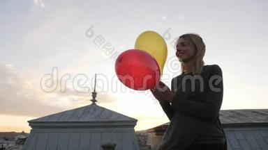 女孩开心地拿着气球，然后放开气球的肖像
